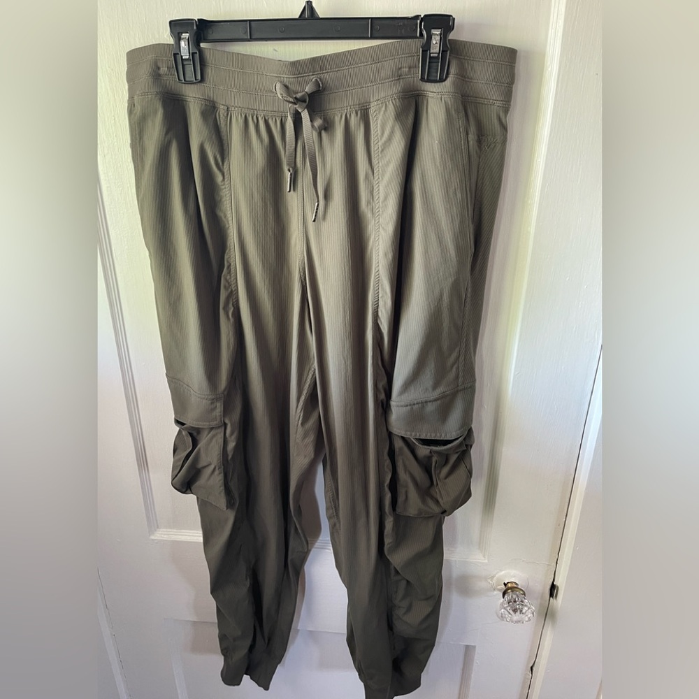 Lululemon XL Women’s Olive Green Cargo Jogger Pants,
Good condition